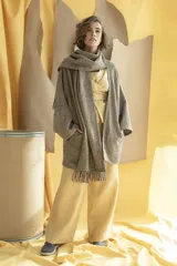 Saco de lana color marrón claro, con mangas amplias, cuello tipo bufanda con flecos y bolsillos laterales. Diseño oversize sin forro.