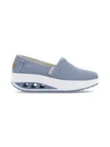 Zapatillas Hush Puppies tipo slip-on, color celeste, confeccionadas en tela canvas con elástico en el empeine y plantilla con memory foam.