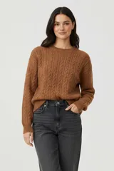 Sweater blanco de viscosa, con cuello a la base, diseño de ochos y corte al cuerpo.