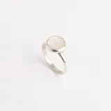 Anillo de plata 925 con engarce circular de nácar.