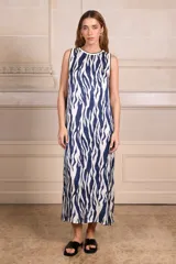 Vestido midi sin mangas con estampado animal print en tonos azul y blanco. Cuello redondo con ribete negro.