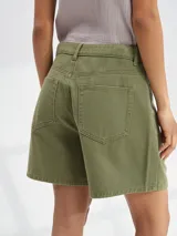 Short color verde grisáceo de tiro alto y corte holgado.