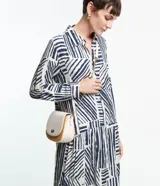 Vestido chemise midi de viscosa con estampado abstracto en tonos azul y blanco. Tiene cuello solapa y cierre frontal con botones.