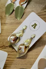 Aros colgantes con gancho, hechos en bronce y nácar.