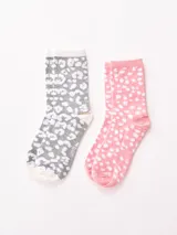 Pack de dos pares de medias de caña media, un par lila con lunares blancos y otro par gris con lunares lilas.