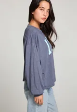 Camiseta manga larga gris con la palabra "LOVE" estampada en celeste.