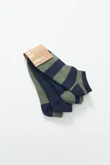 Pack de cuatro pares de soquetes tobilleros, con diseños variados: uno a rayas horizontales azul marino y verde oliva, uno liso azul marino con motas de colores, uno liso azul marino con puntera y talón en verde oliva, y uno liso verde oliva con puntera y talón en azul marino.