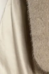 Bufanda de pelo sintético color beige claro, con forro interior satinado.