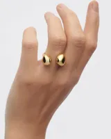 Anillo dorado con dos esferas irregulares.