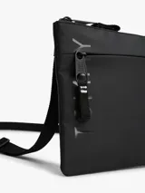 Bandolera negra Tommy Jeans con logo de la marca en el frente y correa ajustable.
