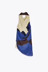 Top de cuello halter con hombros descubiertos, espalda descubierta, detalle de drapeado lateral y bajo asimétrico.