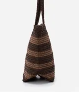 Bolso de playa tipo tote, confeccionado en paja color marrón con rayas horizontales negras.
