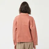 Chaqueta vaquera rosa con botones dorados, cuello clásico, cierre frontal con botones, dos bolsillos con solapa en el pecho y corte recto.