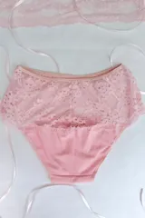 Bombacha de tiro alto color rosa, confeccionada en algodón elastizado y puntilla elastizada.