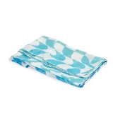 Pañuelo rectangular de seda color celeste con estampado geométrico de cuadrados y círculos blancos.