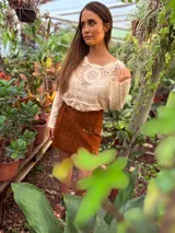 Buzo tejido color crudo con mangas largas y calado en el frente.