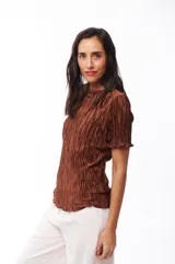 Blusa marrón de poliéster con textura plisada y mangas cortas con volados.