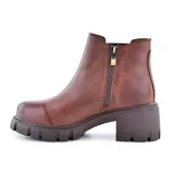 Bota corta color beige de cuero, con elástico lateral, caña baja y suela track con taco ancho.