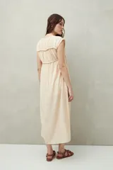 Vestido largo lila con escote con lazo, mangas cortas y frunces en el pecho.