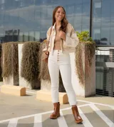 Botas Chelsea de cuero vacuno negro con elásticos laterales, cierre interno y suela de goma artesanal.