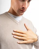 Sweater negro de punto con cuello en V, de calce regular.