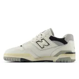 Championes New Balance 550 de cuero color blanco con detalles en gris y negro.