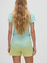 Short tejido a rombos con degradé de celeste a amarillo, calce suelto y pretina elástica combinada.