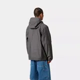 Campera Carhartt WIP modelo Blake Pullover, color gris jaspeado, con capucha ajustable con cordón, cierre parcial con cremallera, bolsillo tipo canguro con solapa y logo bordado en el pecho. Puños elásticos y dobladillo ajustable.
