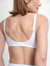 Soutien blanco de microfibra sin aro ni relleno, con breteles regulables.