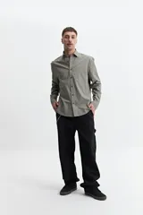 Camisa de algodón color azul oscuro, con cuello clásico y corte semi slim.