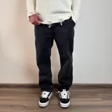 Pantalón de jean celeste con corte holgado.