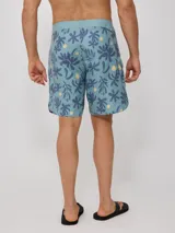Short de baño celeste con estampado de flores abstractas en azul y amarillo.