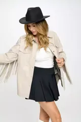 Chaqueta color beige con flecos en las mangas, cierre con botones y bolsillos en el pecho.
