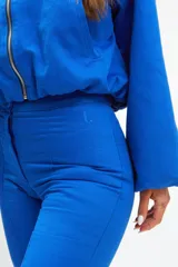 Pantalón acampanado azul Francia de gabardina 100% algodón, con abertura en la parte inferior.