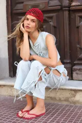 Top cruzado color celeste con finas rayas blancas, escote en V y detalle de lazo atado en el frente.