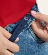 Pantalón de jeans de tiro alto, color celeste desgastado, modelo wide leg (pierna ancha) con cierre y botón metálico.