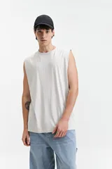 Musculosa negra lisa de algodón, corte oversize y cuello redondo.