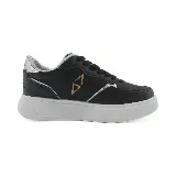 Zapatillas urbanas blancas con detalles plateados en el talón y laterales.