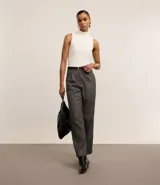 Blusa de punto color blanco, con cuello alto y sin mangas.