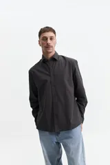 Camisa de algodón color azul oscuro, con cuello clásico y corte semi slim.
