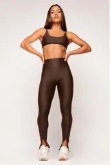 Top deportivo reversible color bordó, con diseño slim, tirantes finos y espalda descubierta. Un lado tiene acabado brillante y el otro textura 3D tipo colmena.