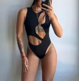 Body negro con cuello halter y aberturas en el pecho y abdomen.