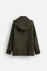 Parka verde oscuro confeccionada en tejido con lana, corte regular, cuello solapa con capucha desmontable, manga larga con puño ajustable, bolsillos de vivo en cadera y cierre frontal con cremallera oculta por solapa con botones a presión.