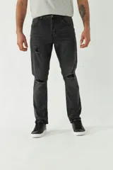 Pantalón de jean gris oscuro con roturas en las rodillas, corte recto y logo bordado.