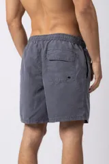 Short de baño gris con cintura elastizada y cordón ajustable. Tiene bolsillos laterales y logo de la marca en la pierna derecha.