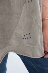 Blusa color visón de lino con mangas cortas, escote redondo y detalle de bordado calado en diagonal.