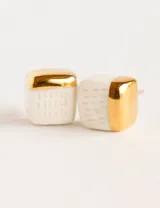 Par de aros de plata con forma de cubo, mitad blanco y mitad dorado. Cierre a presión.