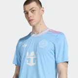 Camiseta de fútbol Adidas del Inter Miami CF, modelo 25/26, color celeste con rayas y detalles en rosa.