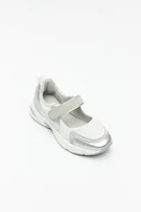 Zapatilla negra con tira ajustable y velcro.