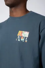 Remera negra de corte oversize con estampado en el pecho que reinterpreta la obra de Claude Monet.